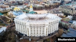 За словами речника, МЗС готове допомагати українським авіаперевізникам у вирішенні проблем, які виникають у здійсненні їхніх рейсів