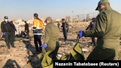 سربازان در حال جمعآوری اجساد قربانیان پرواز ۷۵۲