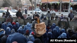 ارشیف، پر یو شمېر بېوزله افغان کورنیو د وچې ډوډۍ د وېشلو لړۍ