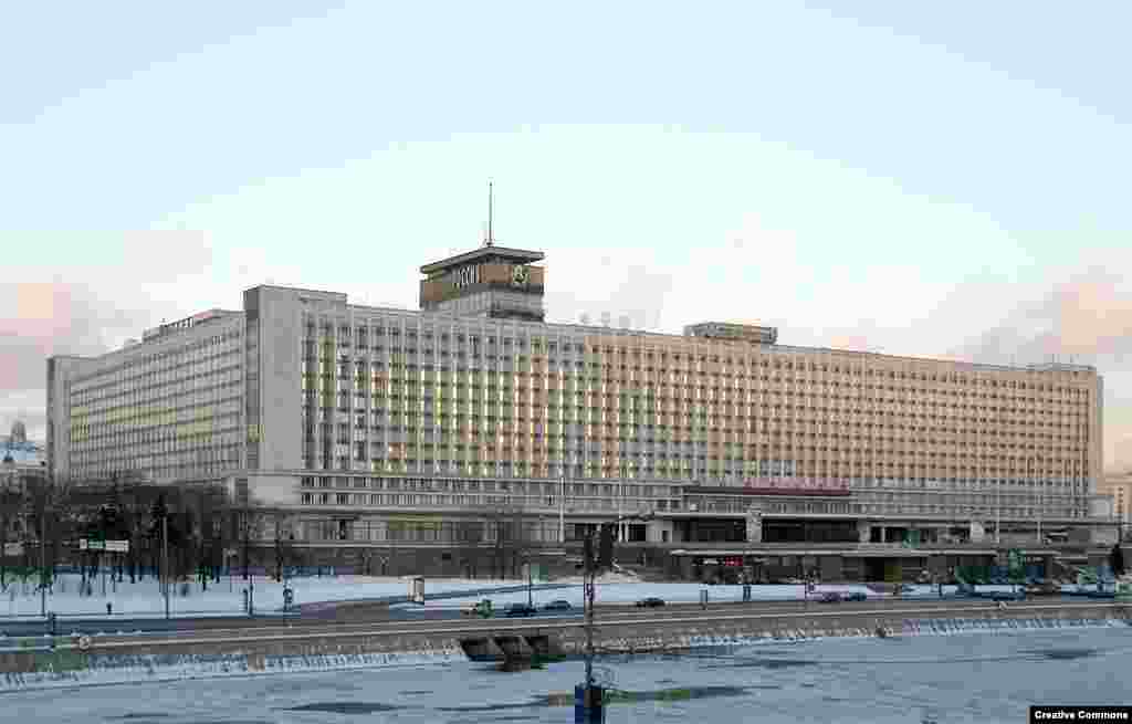 На фундаменте «восьмой сестры» в 1967 году построили гостиницу «Россия», образец советской мрачной архитектуры.