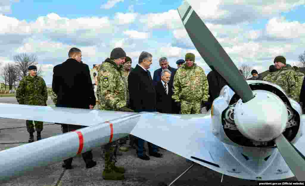 Президент України Петро Порошенко (посередині) оглядає ударний безпілотник Bayraktar, прийнятого на озброєння ЗСУ. Хмельницька область, 20 березня 2019 року. БІЛЬШЕ ПРО ЦЕ 