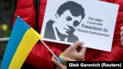 Під час акції протесту біля російського посольства в Україні з вимогою звільнити українського журналіста Романа Сущенка, заарештованого в Росії. Київ, 6 жовтня 2016 року