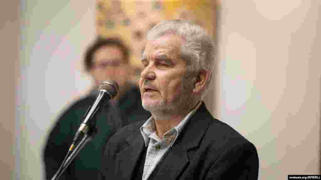 Уладзімер Юхо — сябра КХП БНФ — адзін з актывістаў, які шмат гадоў працуе ў Курапатах, прыбіраючы і ўсталёўваючы крыжы