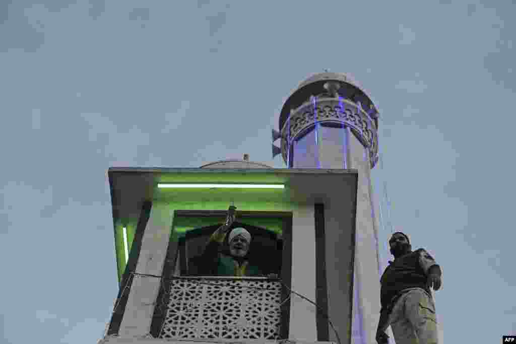 این تار مو ابتدا در خانقاه نقشبندیه در سرینگر به نمایش عموم گذاشته شد، اما چون خانقاه گنجایش جمعیت بازدیدکننده را نداشت، به دستور حاکم مغول کشمیر، فاضل‌خان، و به‌ توصیه اعیان شهر، تار مو را به باغ صادق‌آباد منتقل کردند و عمارت این باغ برای زیارت مو وقف شد و حضرت بال نام گرفت.