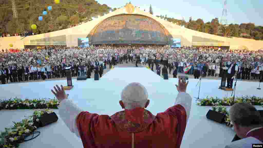 Papa Benedict pozdravlja okupljene prilikom posjete Bejrutu, septembar 2012.