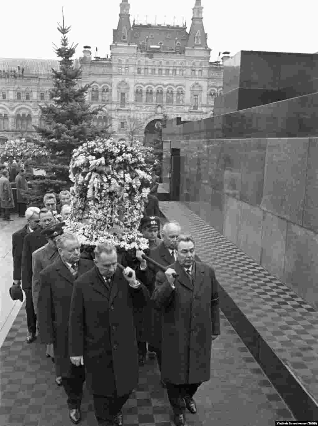 Члени Політбюро Леонід Брежнєв (попереду праворуч) та Олексій Косигін (попереду зліва) несуть урну з прахом Гагаріна 
