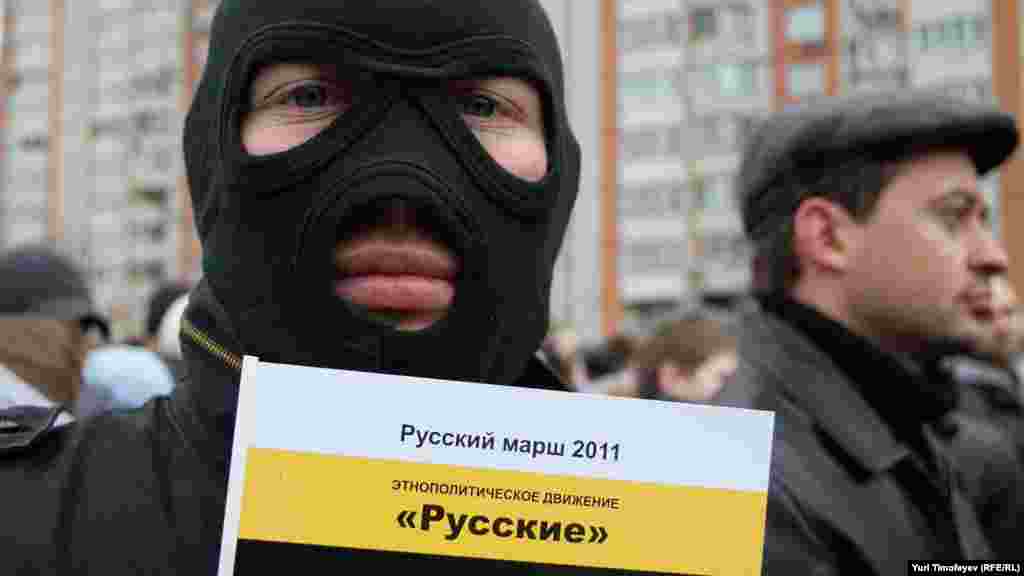 В "Русском марше" приняло участие более 10 тысяч человек.