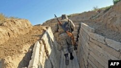 Լեռնային Ղարաբաղի Պաշտպանության բանակի զինվորը դիրքերում, արխիվ