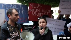 Գազի սակագնի սպասվող բարձրացման դեմ բողոքի ակցիան կառավարության շենքի դիմաց, Երեւան, 16-ը մայիսի, 2013թ.