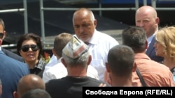 Премиерът Бойко Борисов общува с граждани при обиколките си из страната