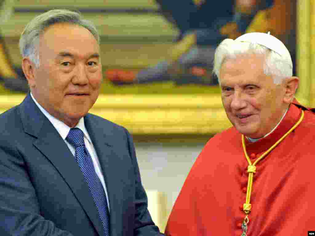 Sa predsjednikom Kazahstana Nursultanom Nazarbaevim u Vaticanu, novembar 2009.