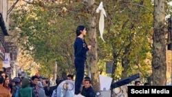 ویدا موحد، معروف به نخستین دختر خیابان انقلاب، ششم دی ۹۶ بر روی سکوی برق در خیابان انقلاب، تقاطع وصال