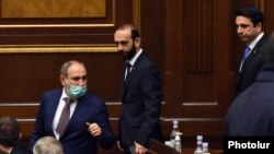 Armenia -- Prime Minister Nikol Pashinian, parliament speaker Ararat Mirzoyan (C) and his deputy Alen Simonian (R) arrive for the Armenian government's question-and-answer session in the National Assembly, Yerevan, March 3, 2021.