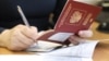Потенційний виборець проходить повз плакат про майбутні вибори до парламенту Росії на вулиці в окупованому Донецьку, 9 вересня 2021 року