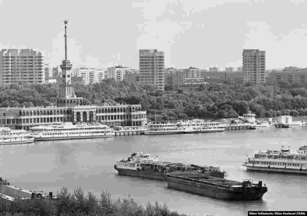 В 1937 году изрядно потрепанные звезды сняли. Одна осталась доживать свой век на шпиле Речного вокзала. 