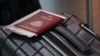 СМИ: В России ужесточают ограничения на выезд чиновников за рубеж