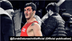 კონფლიქტს რამდენიმე დღეში ზურაბ დათუნაშვილის ფეისბუკის გვერდზე დადებული ვრცელი განცხადება მოჰყვა, რომელშიც სპორტსმენი ფედერაციის პრეზიდენტს ფიზიკურ შეურაცხყოფაში ადანაშაულებდა.