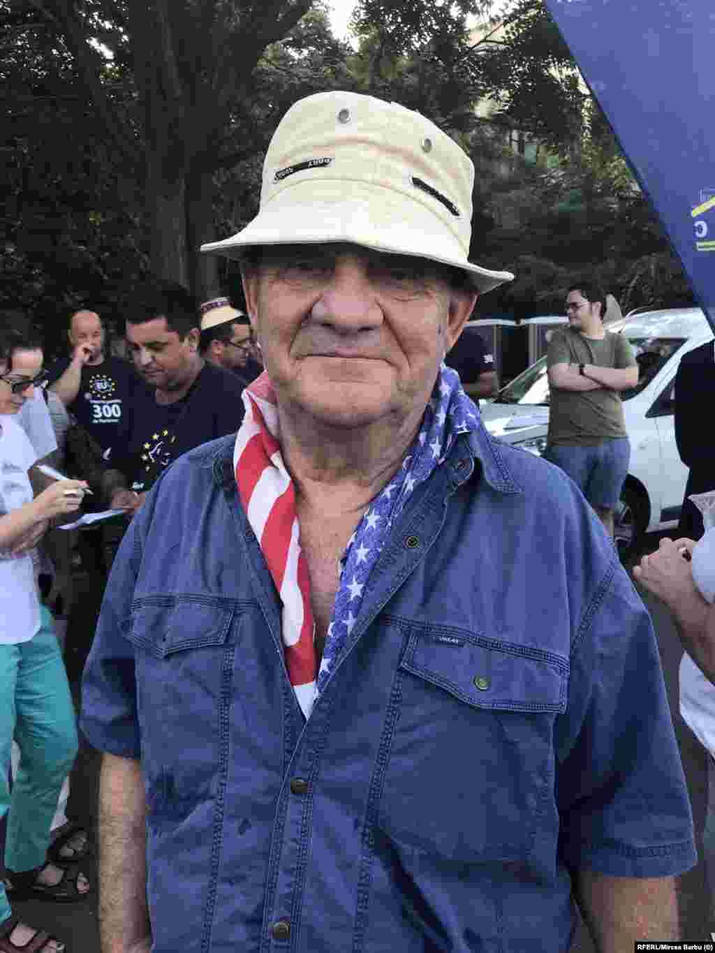 Silviu Dumitrescu, 75 de ani, pensionar, spune că drapelul american îl reprezintă mai degrabă decât cel rusesc. „Am venit pentru că eu cred că noi, românii, am trecut printr-un regim dur pentru țară și mi se pare că la putere sunt to aceiași oameni care au ocupat funcții înainte de 89. Poate generația voatră reușește!”