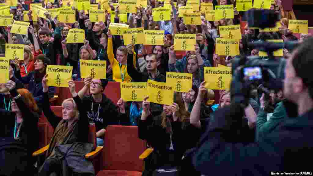 Во время церемонии закрытия международного фестиваля документального кино Docudays UA в Киеве прошла акция #FreeSentsov, 30 марта 2017 года
