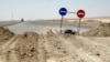Дорожные знаки на строящейся дороге в Туркменистане. Иллюстративное фото.