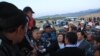 Митингующие пришли к подстанции "Тамга", чтобы отключить электроснабжение Кумтора. 31 мая 2013 года