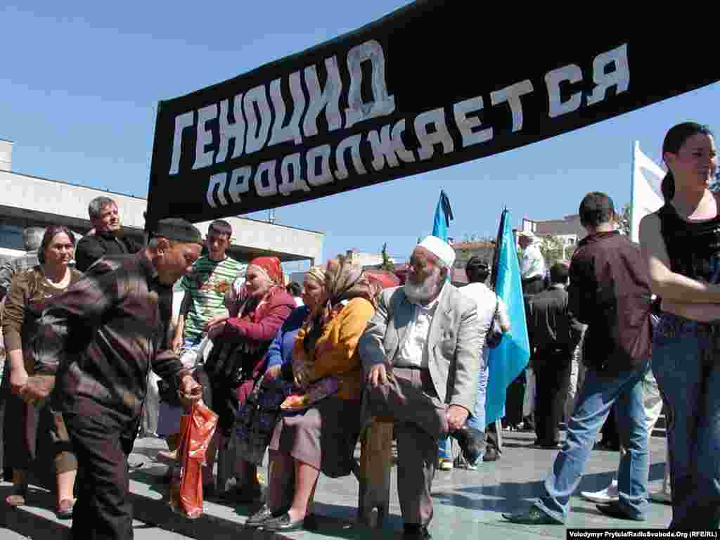 Рік 2008-й, Сімферополь, площа Леніна. Відсутність рішень кримськотатарських проблем багато хто розцінював як продовження геноциду. Але лише сьогодні гасло на цьому плакаті перетворилося з сильної метафори в констатацію жахливої реальності.