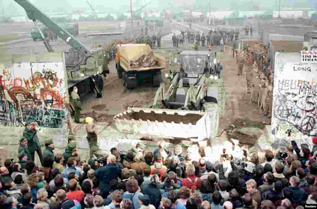 Знесення стіни. Берлін, Потсдамер-платц, 12 листопада 1989 року