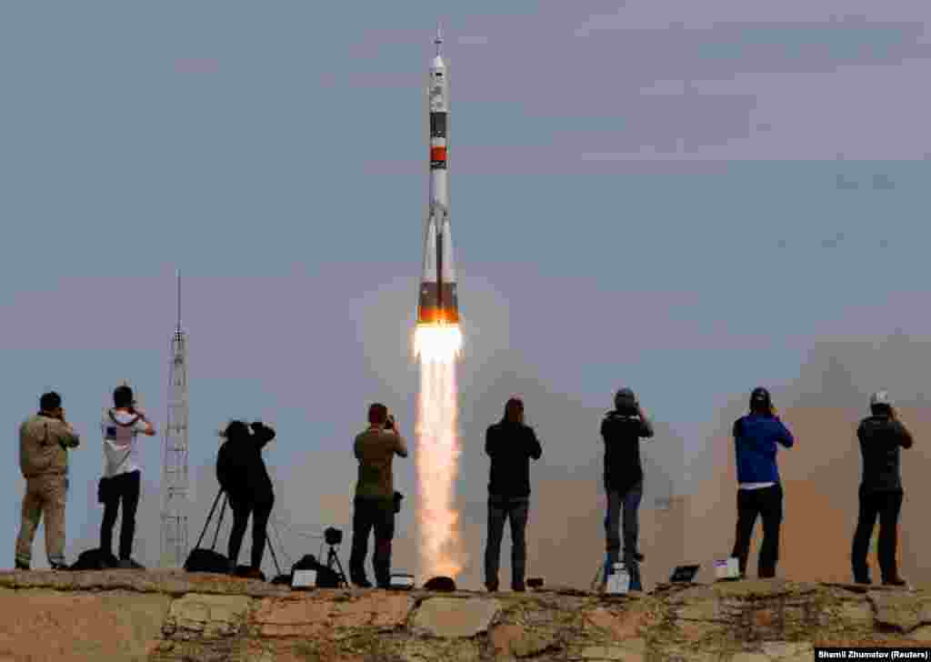 Запуск ракети «Союз» з двома росіянами і двома американцями в 2017 році. Тепер навіть іноземці можуть спостерігати за запуском ракети, щоправда, з відстані в кілометр