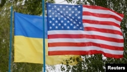 Прапори України та США