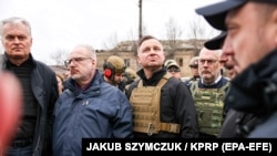 Зліва направо: президенти Литви Гітанас Науседа, Латвії Егілс Левітс, Польщі Анджей Дуда та Естонії Алар Каріс під час відвідин Бородянки на Київщині, 13 квітня 2022 року 