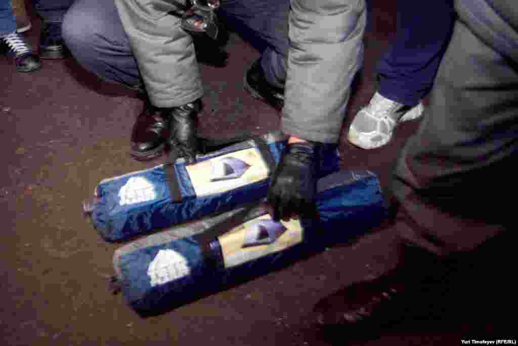 Полиция задержала активистов когда они подъехали к площади. 