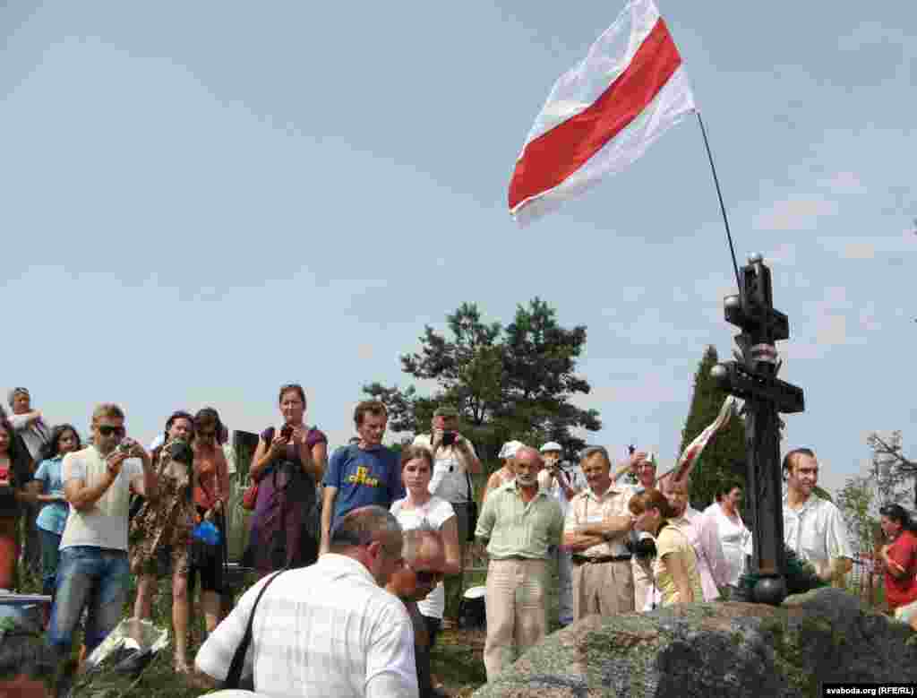 Ля магілы Ларысы і Янкі Геніюшаў.