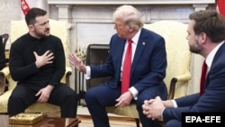 Президент України Володимир Зеленський (ліворуч), президент США Дональд Трамп і віцепрезидент США Джей ді Венс (праворуч) під час суперечки в Овальному кабінеті Білого дому. Вашингтон, 28 лютого 2025 року