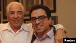 سیامک نمازی (راست) همراه با پدرش باقر نمازی.