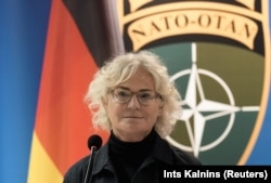 Ministrul german al apărării, Christine Lambrecht. Aici într-o vizită la baza militară NATO din Rukla/Lituania, în decembrie 2021. Germania s-a mobilizat lent și în privința sancțiunilor economice contra Rusiei, dar și a ajutorului militar pentru Ucraina.