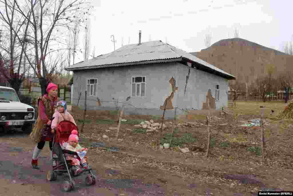 Сариев: Надо прекратить так строить. Дома строятся без использования арматуры и учета сейсмологии, в результате мы видим, как они разваливаются. 95% территории в Кыргызстане – горы. Сила землетрясения может достигнуть и 9 баллов, поэтому нужно стоить крепкие жилища. 