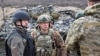 Министр обороны Украины Алексей Резников (слева) разговаривает с военнослужащими на передовой. Фото пресс-службы Минобороны Украины, обнародованное 24 марта 2022 года