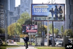 Na bilbordu u Moskvi koji promoviše ugovor za vojnu službu stoji "5,2 miliona rubalja za prvu godinu ugovora" (oko 49.000 evra).