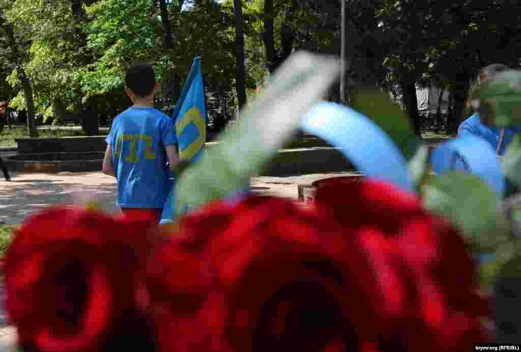 Рік 2015-й. Сімферополь, набережна Салгира. Російській владі півострова було недостатньо витіснити кримськотатарський мітинг 18 травня з центру міста на околицю. У цьому році вперше централізованого збору не було зовсім. 