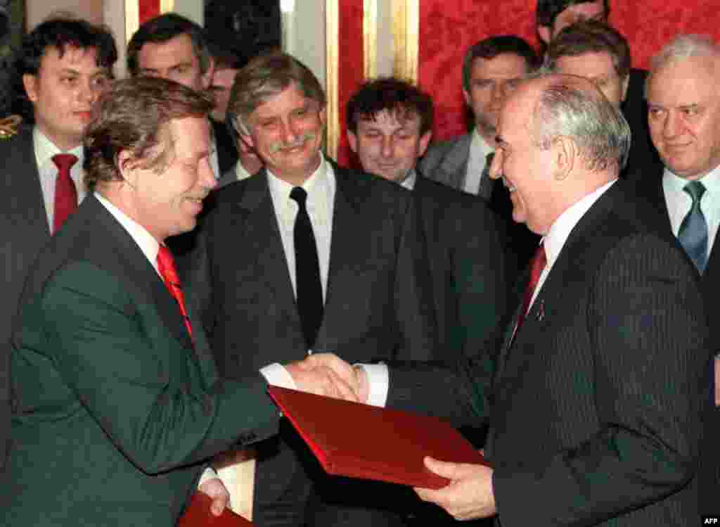 Маскав, 26-уми феврали 1990. Горбачёв ва президенти Чехословакия Ватслав Ҳавел ҳангоми табодули аснод дар бораи хуруҷи нерӯҳои Шӯравӣ аз ин кишвар
