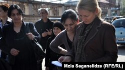 По расчетам сотрудников министерства, ежедневно центр сможет обслуживать до 300 посетителей: 13 операторов будут заниматься вопросами получения статуса, расселения, имущества, выдачей справок и удостоверений