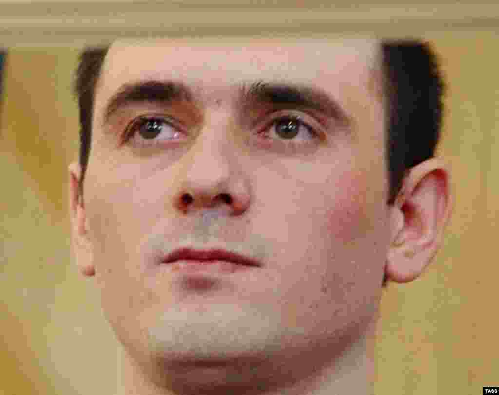 Нур-Паши Кулаєв, єдиний із «бесланських терористів», хто вижив. 26 травня 2006 року його засудили на довічне ув’язнення. - Ті, хто вижив, і родичі загиблих шкодують, що засудили тільки одну людину, Нур-Паши Кулаєва. Трьох місцевих міліціонерів, яких визнали причетними до нападу, амністували. «Ми цілком переконані, що (влада) хоче забути Беслан, – сказала Радіо Свобода Елла Кесаєва, яка втратила внаслідок трагедії двох племінників. – Влада не хоче нічого ні чути, ні знати про Беслан».