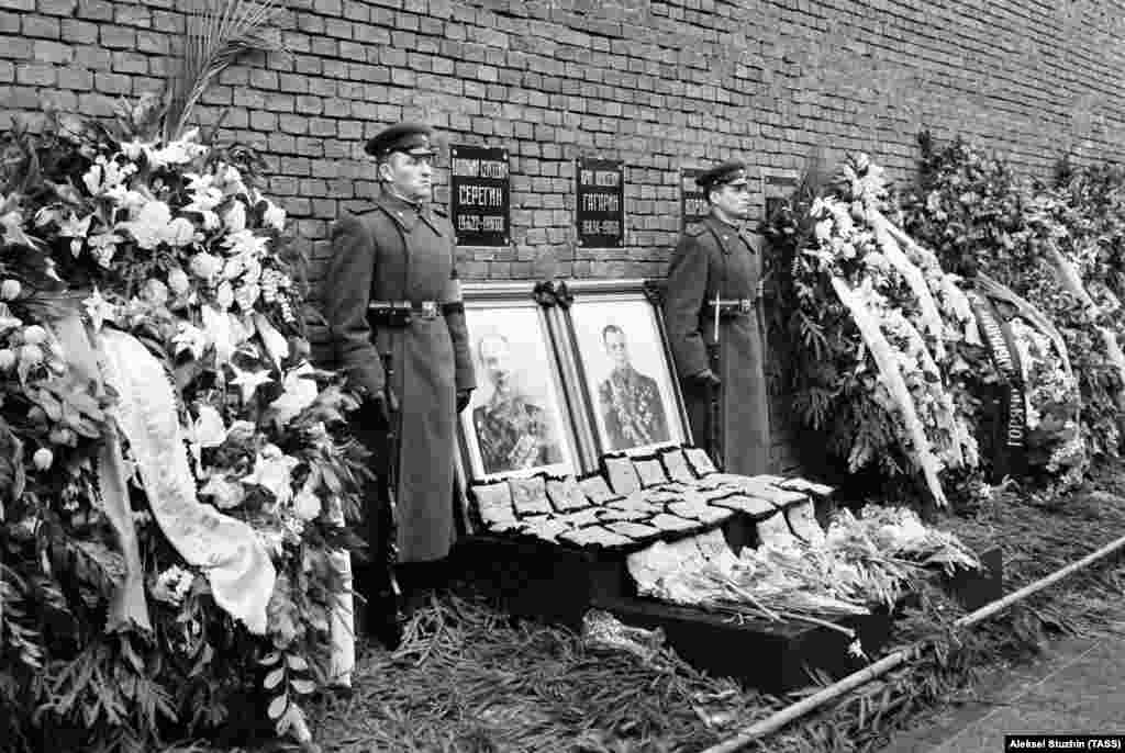 Останки обох пілотів поховали під одною зі стін Кремля