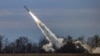 Високомобільна артилерійська система (HIMARS), передана США Збройним силам України, веде вогонь поблизу лінії фронту на півночі Херсонської області. 5 листопада 2022 року