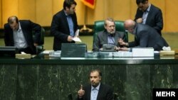 کاظم جلالی، رییس مرکز پژوهش های مجلس شورای اسلامی در حال خواندن گزارشی درباره حقوق‌های نجومی مدیران.