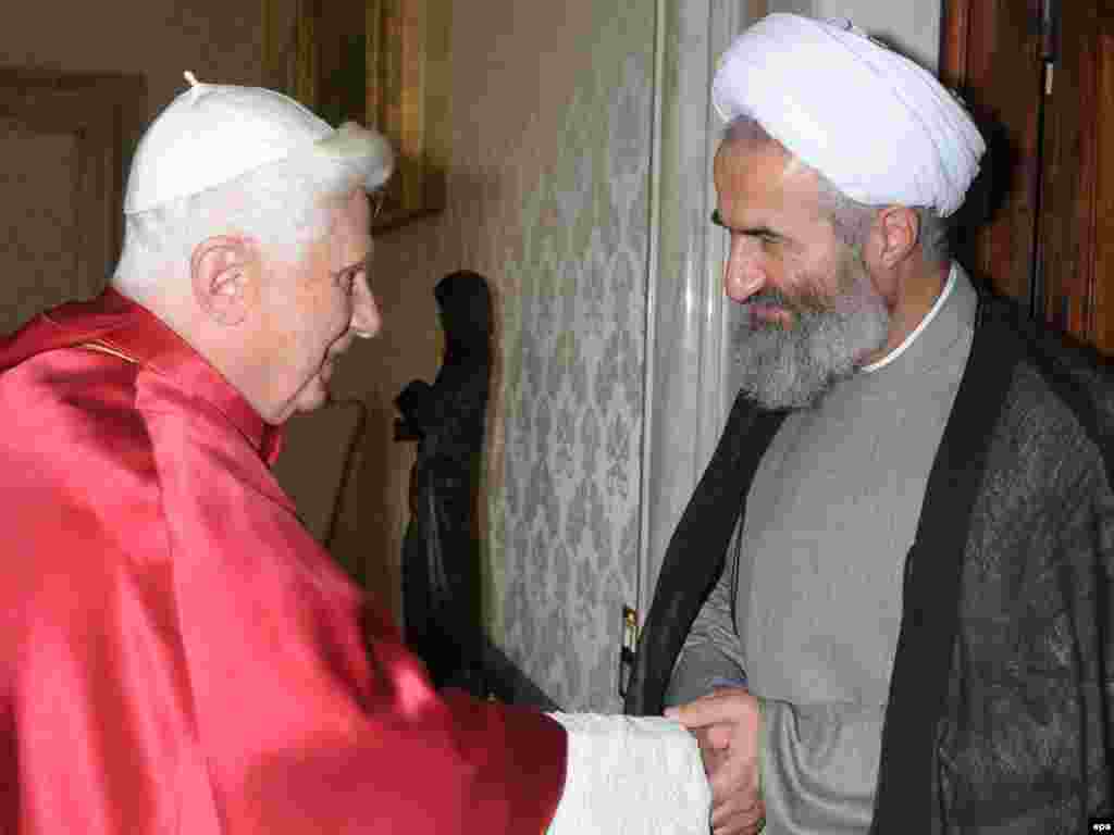 Papa se pozdravlkja sa novim iranskim ambasadorom Alijem Akbarom Naserijem tokom susreta u Vaticanu, oktobar 2009.
