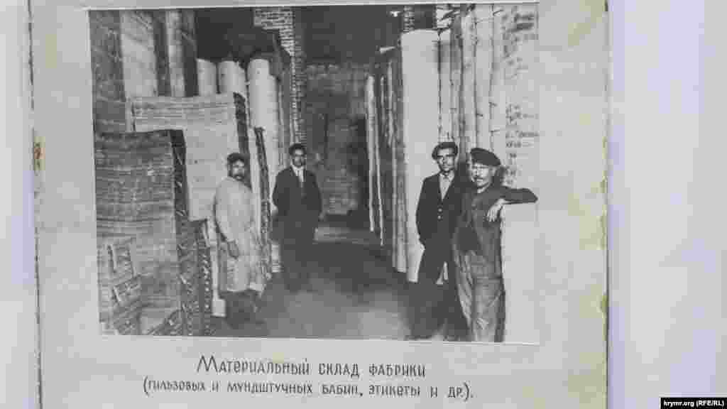 В самом Крыму было около десяти табачных фабрик. Три из них располагались в Феодосии. Первая и самая известная была основана караимом, купцом Вениамином Стамболи в 1861 году