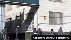 ممنوعیت ورود کتاب و نشریه به بند زندانیان سیاسی از جمله محدودیتهای جدید برای زندانیان سیاسی است