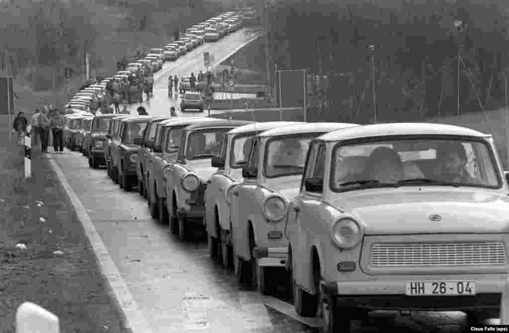 К концу 1980-х "Трабанты" стали европейским символом коммунистической империи. По мере того как контроль Кремля ослабевал, ослабевал и пограничный контроль. Вереницы "Трабантов" устремились на Запад из Восточной Германии. 