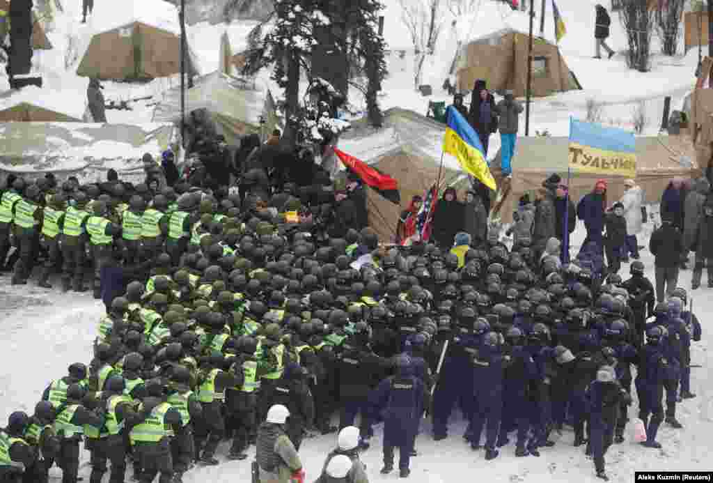 Зіткнення під Верховною Радою між правоохоронцями та прихильниками «Руху нових сил», Київ, 27 лютого 2018 року ПЕРЕГЛЯНЬТЕ ФОТОРЕПОРТАЖ